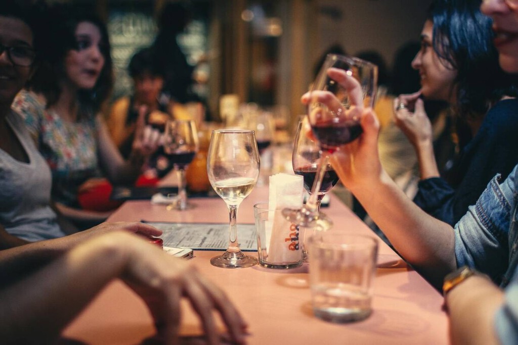 Llevamos años escuchando que «un vaso de vino al día es bueno para la salud». La ciencia tiene claro que no